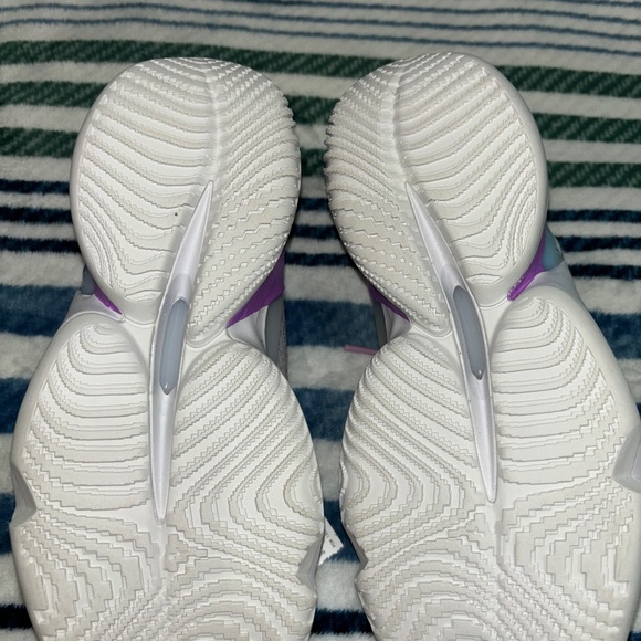 Size 4 US basketball sneakers for kids. Never worn. Without box. - Picture 4 of 5